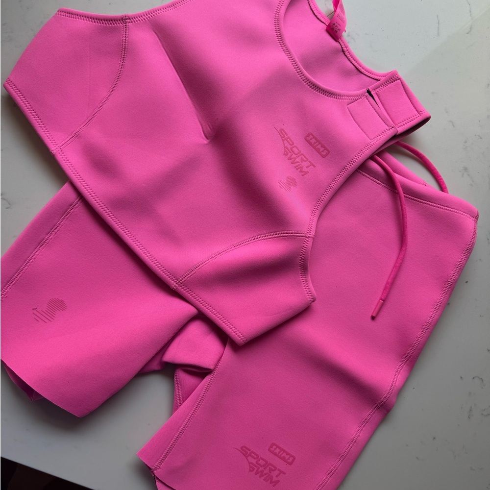 Skims two pics wet suit (medium top & small bottoms) never worn new with tags